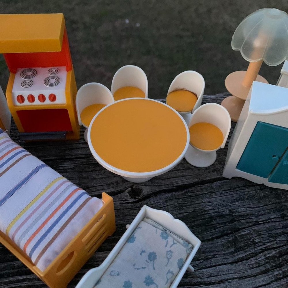 Huge 23 Piece Vintage 1970's Fisher Price Hong Kong Dollhouse Furniture Set - Picture 6 of 8